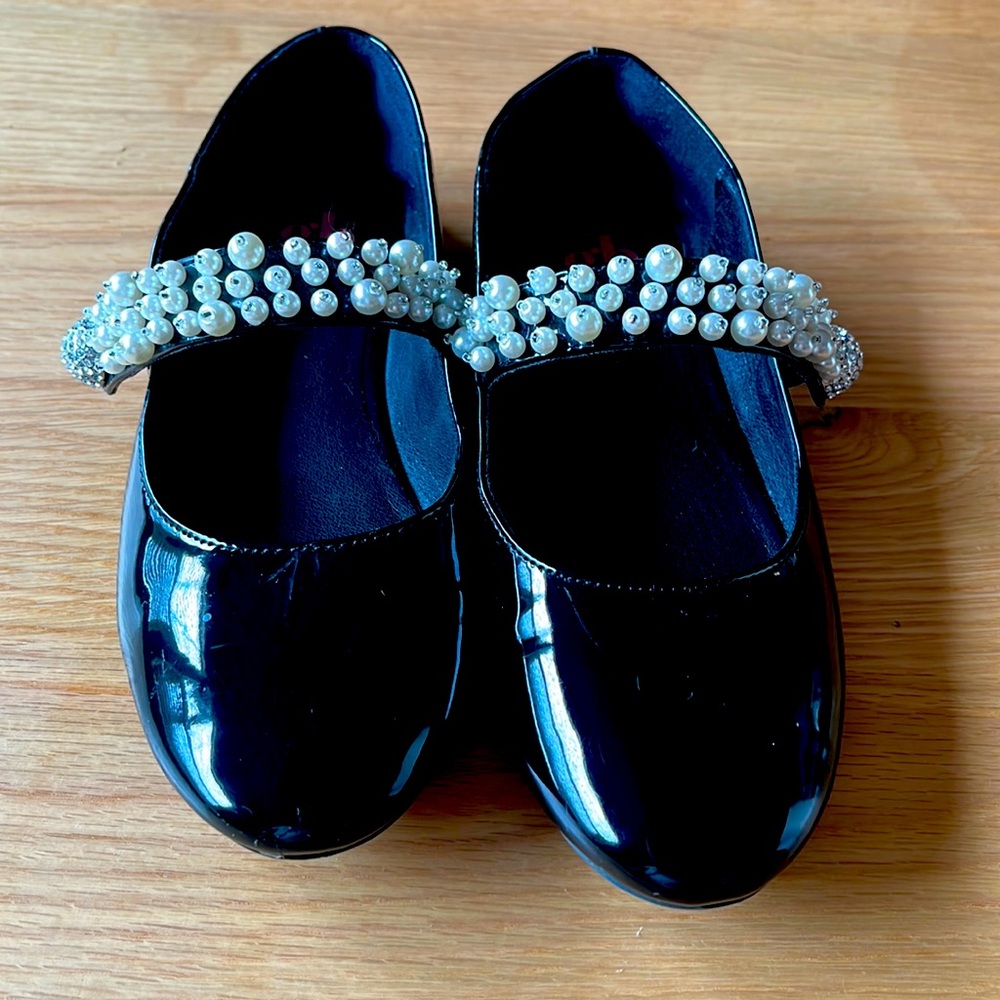 Gb girls size 3 shoes (slightly used)